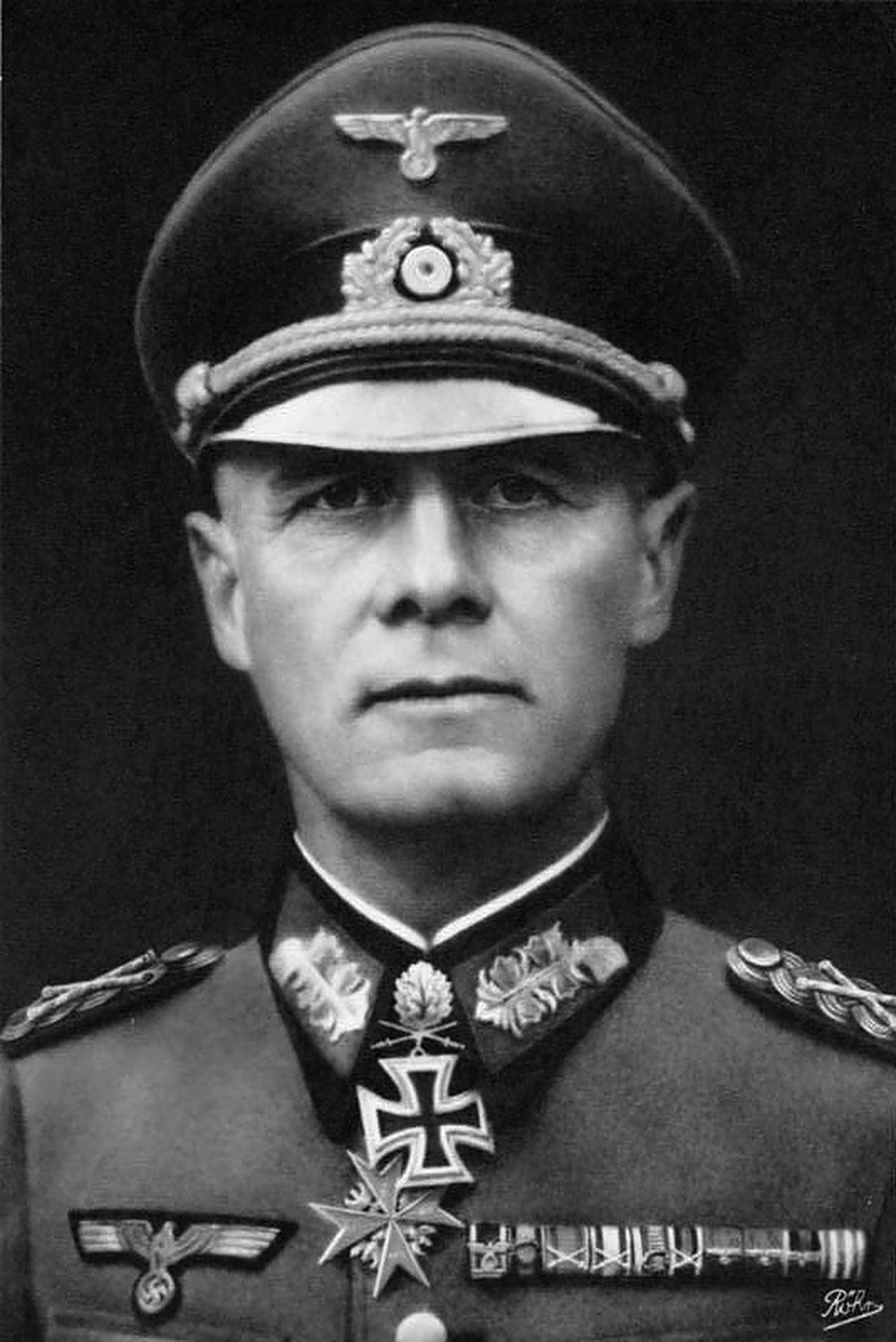 Erwin Rommel in una fotografia ufficiale (1942 ca.). Il feldmaresciallo che Kurt Caesar servì come…