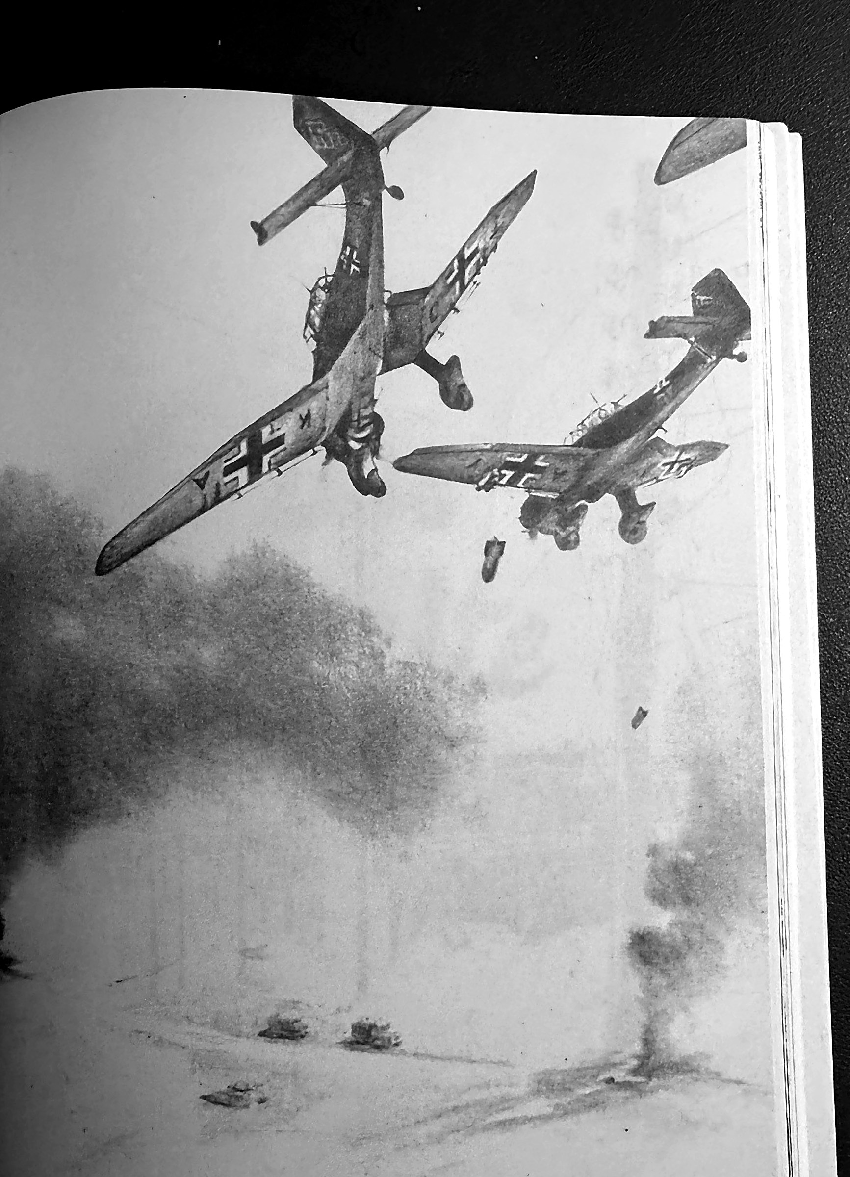Stukas all'attacco di una colonna motorizzata nemica
